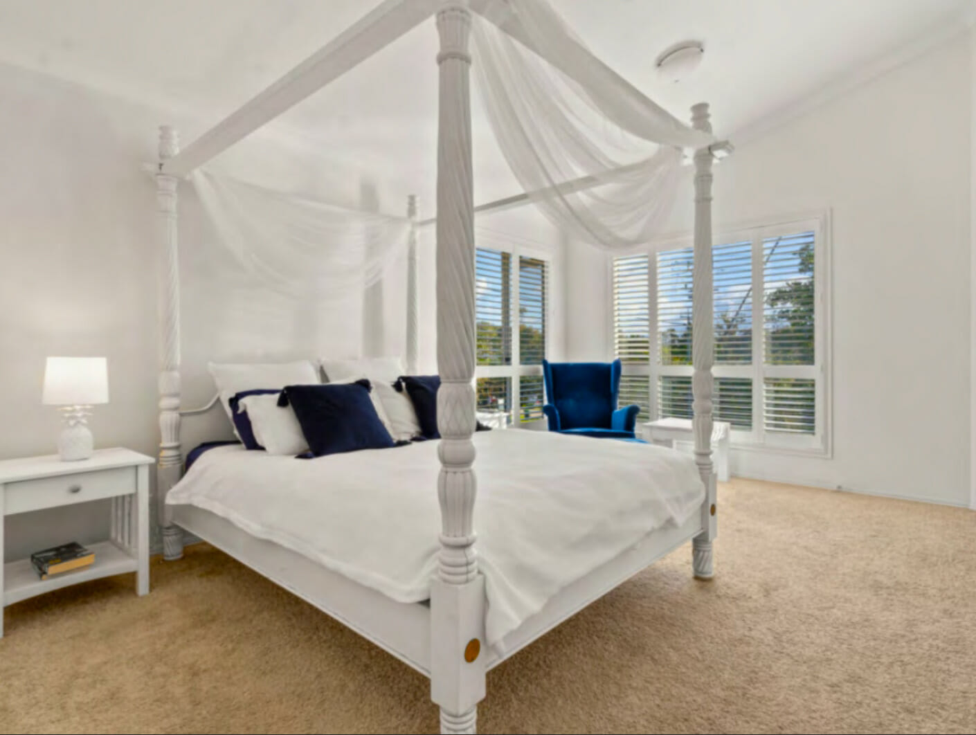 White four poster queen sized bed